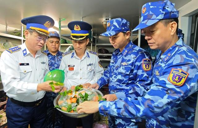 Chuyến tàu mùa xuân ra khơi giữ biển: Cảnh sát biển gác tết nơi đầu sóng- Ảnh 4.