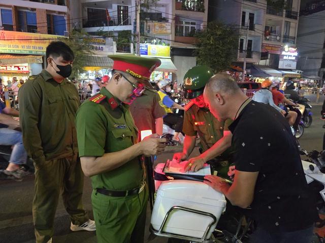 Công an TP.HCM ra quân ban đêm, xử phạt hàng loạt quán nhậu lấn chiếm vỉa hè- Ảnh 5.