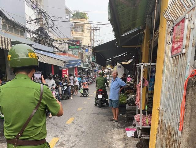 Nhiều trường hợp bị xử phạt vì buôn bán lấn chiếm lòng đường ở TP.HCM - Ảnh 1.