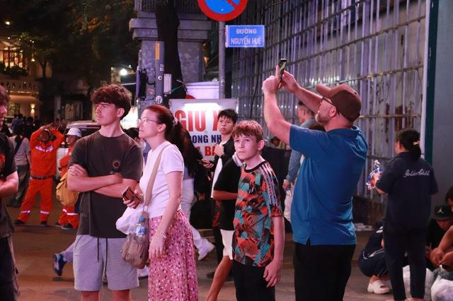 Tết Dương lịch 2026: Khách Tây gửi lời chúc bình an đến người Việt - Ảnh 5.