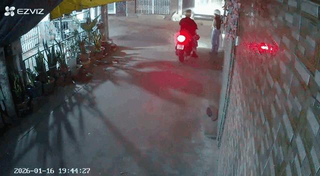 Xử lý nam thanh niên sàm sỡ cô gái trong hẻm ở TP.HCM- Ảnh 1.