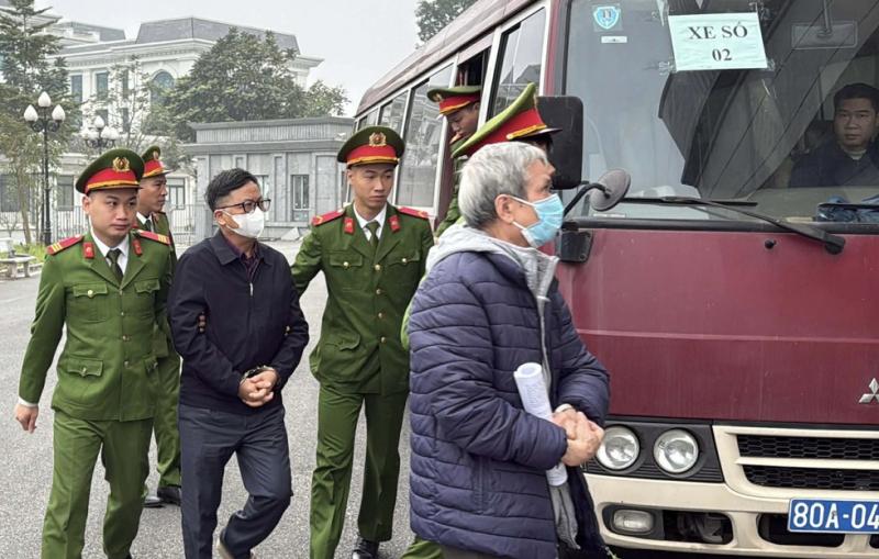 Tòa tháp ngàn tỉ 'đắp chiếu' 10 năm, cựu sếp VICEM hầu tòa vì gây lãng phí- Ảnh 1.