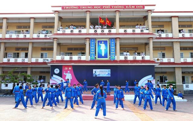 Một buổi học không bảng phấn đang giữ học sinh Trường THPT Đầm Dơi  - Ảnh 4.