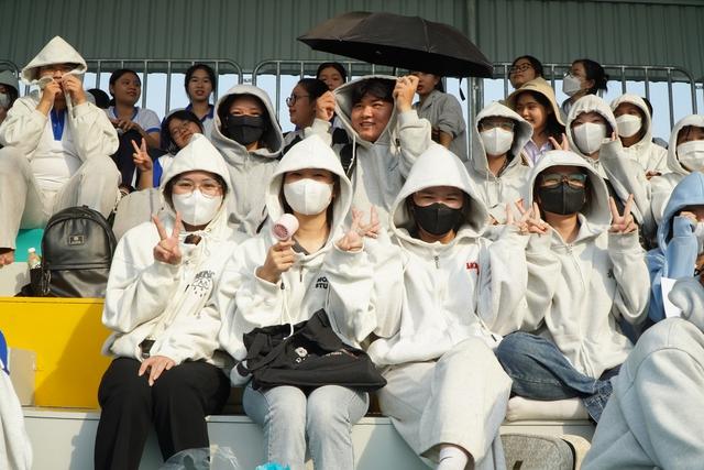 Sân 1.600 chỗ ngồi ‘hết sức chứa’ tại chung kết Tây Nam bộ TNSV THACO cup 2026- Ảnh 15.