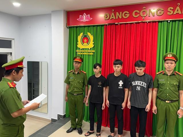 Bắt 3 thanh niên dùng hung khí tấn công người gần cầu Ba Son, TP.HCM- Ảnh 1.