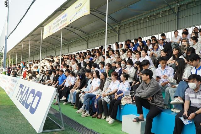 Sân 1.600 chỗ ngồi ‘hết sức chứa’ tại chung kết Tây Nam bộ TNSV THACO cup 2026- Ảnh 5.