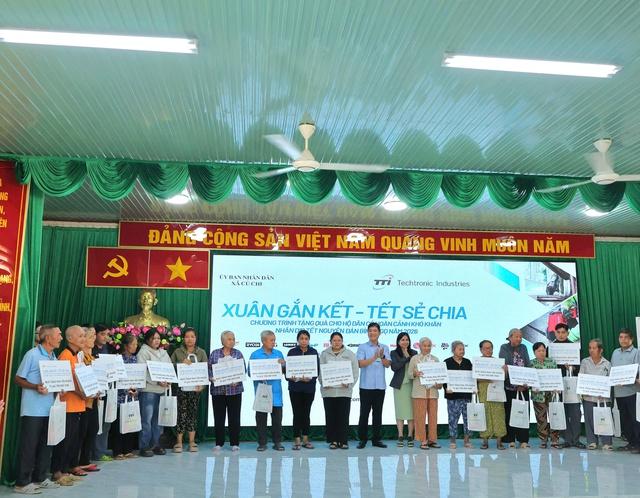 Trao tặng quà tết cho hộ dân khó khăn ở xã Củ Chi - Ảnh 3.