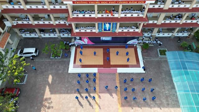 Một buổi học không bảng phấn đang giữ học sinh Trường THPT Đầm Dơi  - Ảnh 1.