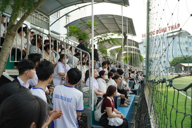 Sân 1.600 chỗ ngồi ‘hết sức chứa’ tại chung kết Tây Nam bộ TNSV THACO cup 2026- Ảnh 4.