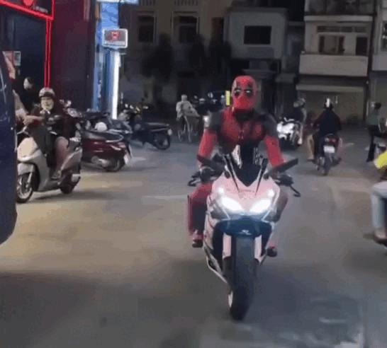 Deadpool ' ngáo đá ' bị CSGT TP . HCM phạt hơn 22 triệu đồng vì vi phạm giao thông - Ảnh 1.