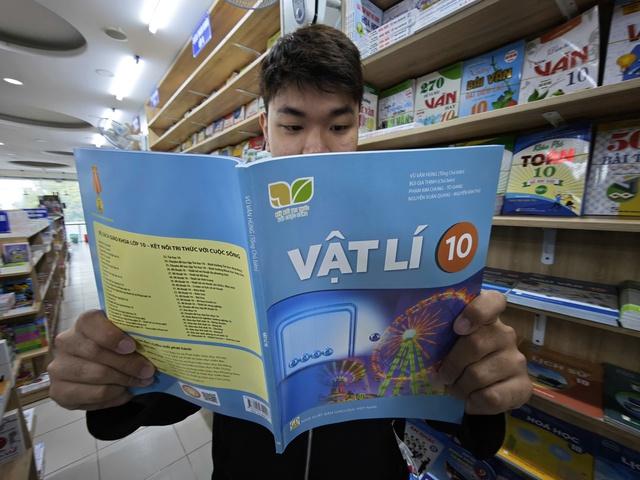 Sách giáo khoa 'không phải là khuôn mẫu cứng nhắc' - Ảnh 1.