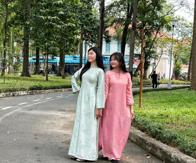 Rủ nhau chụp ảnh tết từ sáng sớm để tránh cảnh đông nghẹt người- Ảnh 1.