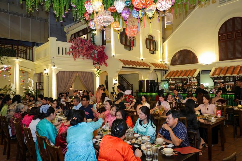 Bất ngờ mâm cỗ tết 3 miền ngay tại TP.HCM: Thực khách hào hứng 'ăn tết sớm' - Ảnh 4.