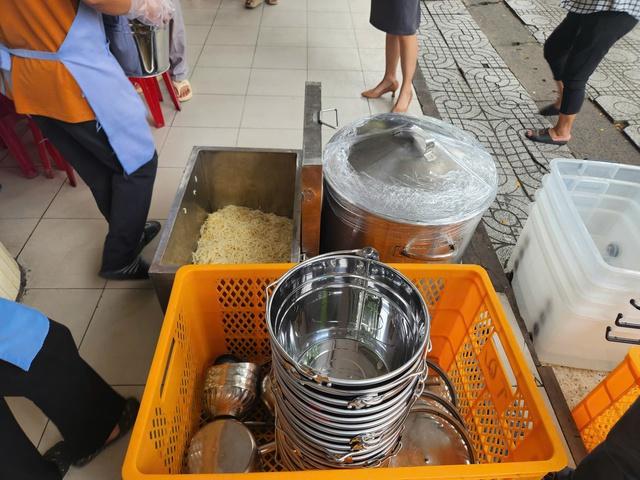 Thêm hàng ngàn học sinh TP.HCM tạm dừng ăn bán trú vì lo ngại thực phẩm - Ảnh 1.