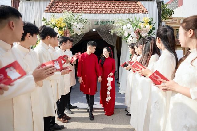 Cô dâu chú rể là hàng xóm, chia khung giờ đãi tiệc - Ảnh 1.
