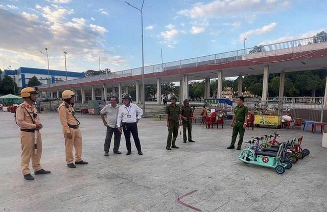 TP.HCM xử lý xe điện và xe ' cào cào ' tự chế tại quảng trường phường Bến Cát - Ảnh 1.