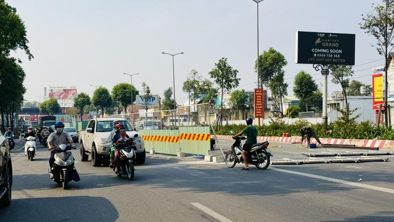 Giáp tết, dựng rào chắn làm hầm chui quốc lộ 13 có ảnh hưởng đến dân?- Ảnh 1.