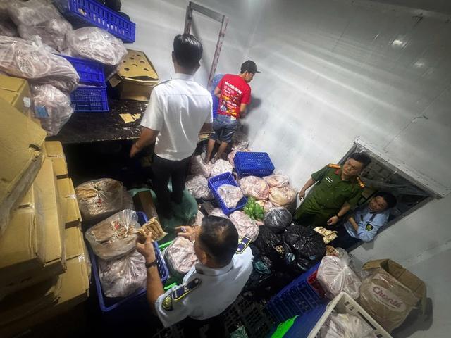 TP.HCM: Buộc tiêu hủy 744kg thịt, cá đông lạnh ở phường Bến Cát - Ảnh 1.