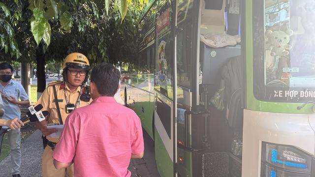 TP.HCM: Đội CSGT Bình Triệu xử lý xe khách trá hình- Ảnh 2.