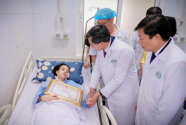 Nữ điều dưỡng nguyễn thùy Trang dũng cảm trở lại nghề sau biến cố kinh hoàng - Ảnh 1.