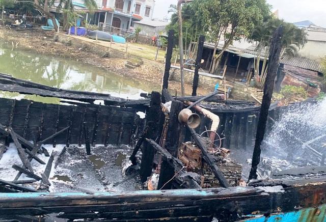 Quảng Ngãi: Cháy 4 tàu cá khi đang neo đậu trên sông Trà Bồng - Ảnh 2.