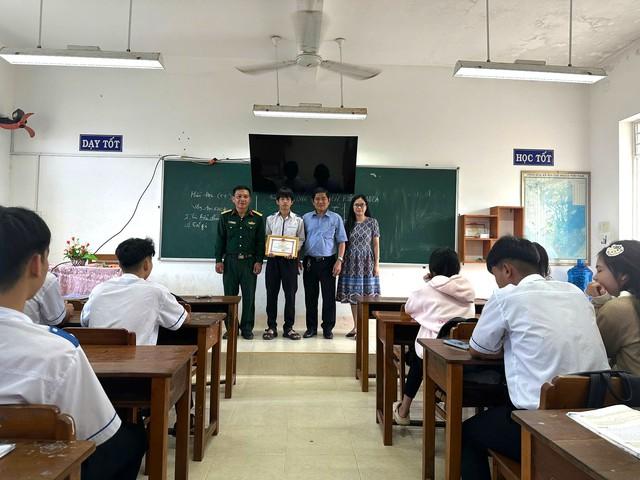 Vụ máy bay rơi ở Đắk Lắk: Biểu dương học sinh hỗ trợ phi công- Ảnh 1.