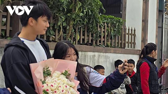 Thủ môn Cao Văn Bình trở về quê hương, người dân Nghệ An chào đón như người hùng- Ảnh 3.