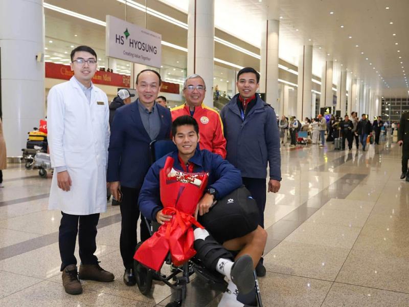 Hiểu Minh và các lãnh đạo VFF, bác sĩ của Bệnh viện Vinmec
