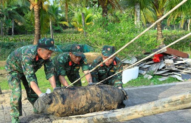 Cà Mau: Bàn giao 8 quả bom cho Lữ đoàn Công binh để hủy nổ   - Ảnh 1.