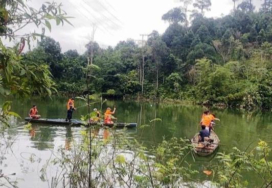 Đà Nẵng lật ghe trên sông Nước Xa khiến 1 người tử vong , 6 người được cứu sống - Ảnh 1.