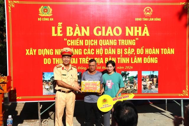 Lâm Đồng bàn giao căn nhà cuối cùng cho dân vùng lũ ven sông Cái - Ảnh 1.