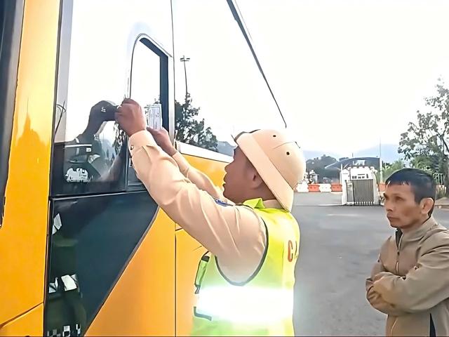 Phạt 81,5 triệu đồng chủ xe và tài xế không bằng lái chở khách trên cao tốc - Ảnh 1.