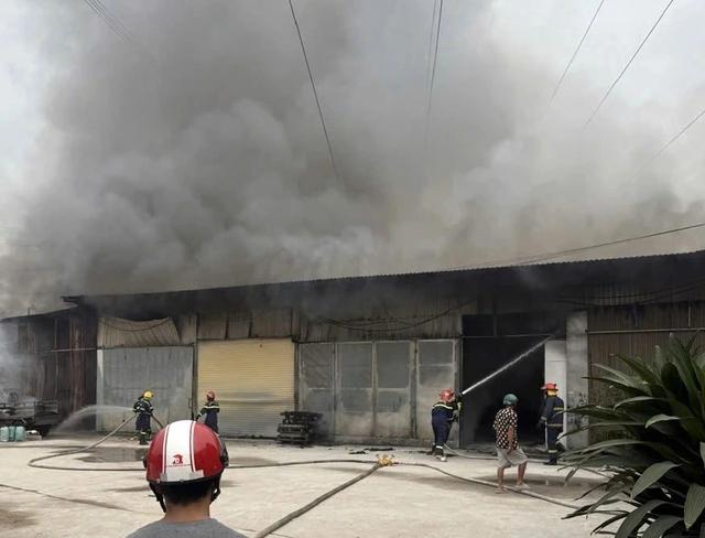 Cháy kho hàng ở TP.HCM, cả khu dân cư nháo nhào- Ảnh 1.