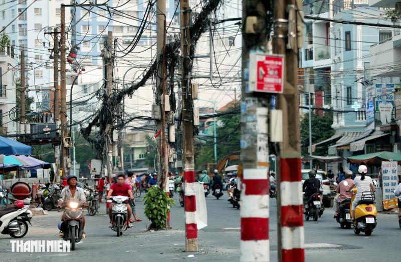 Đường Chu Văn An dần về đích, hàng loạt cột điện vẫn án ngữ mặt đường - Ảnh 5.