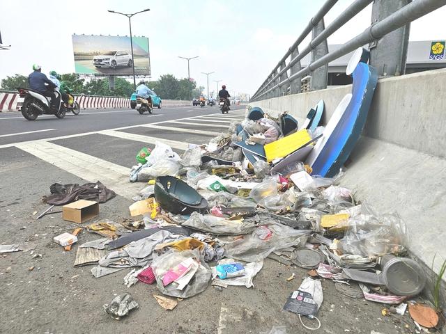Rác thải nhà ga T3 bủa vây đường vào sân bay Tân Sơn Nhất gây bức xúc - Ảnh 1.
