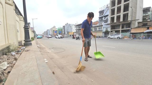 Rác thải nhà ga T3 bủa vây đường vào sân bay Tân Sơn Nhất gây bức xúc - Ảnh 7.