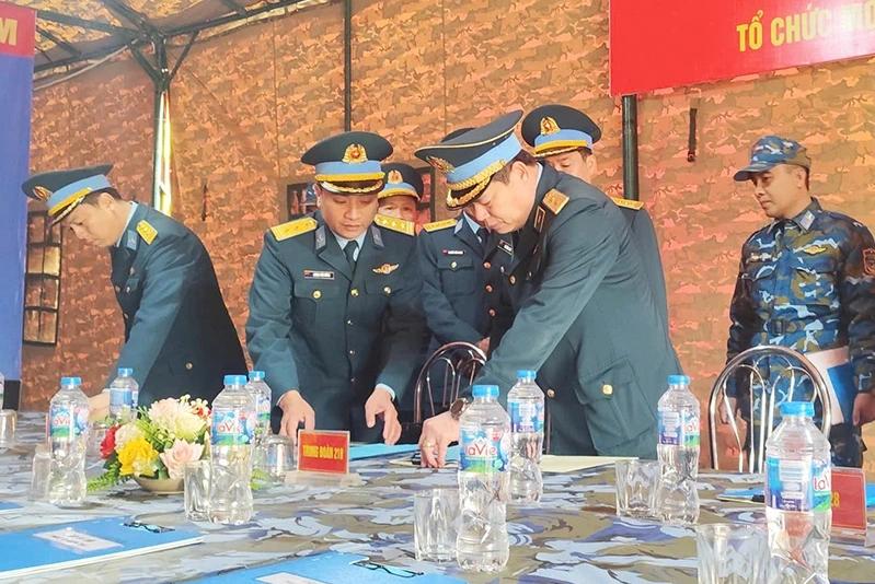 Tư lệnh Vũ Hồng Sơn kiểm tra trận địa phòng không tham gia bảo vệ Đại hội XIV- Ảnh 1.