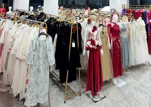 Dịch vụ cho thuê áo dài đắt khách dịp cuối năm - Ảnh 1.