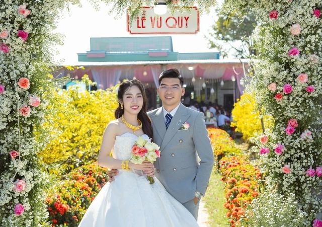 Đám cưới con gái rực rỡ giữa vườn mai ở Cần Thơ khiến mọi người trầm trồ - Ảnh 1.