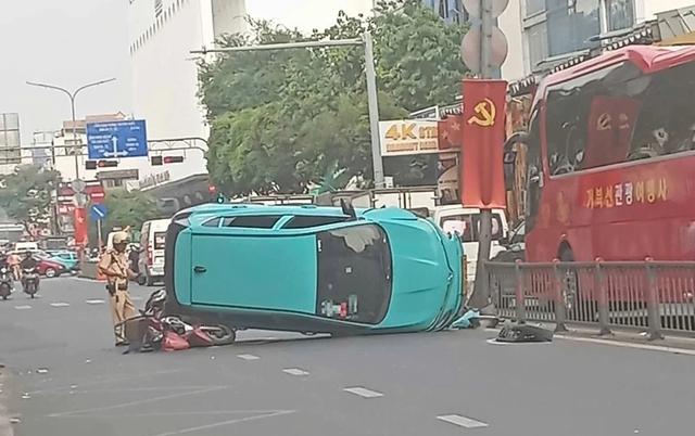 Taxi lật trên đường Hoàng Văn Thụ, người dân hỗ trợ giải cứu nạn nhân- Ảnh 1.