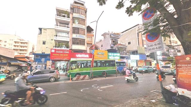 Taxi lật trên đường Hoàng Văn Thụ, người dân hỗ trợ giải cứu nạn nhân- Ảnh 3.
