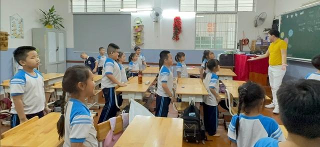Những học sinh nào của TP.HCM được hỗ trợ tiền ăn, đồng phục, học ngoại khóa...? - Ảnh 1.