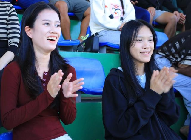 Đến sân sớm cổ vũ bạn trai đá bóng, cô gái chỉ mong không chấn thương- Ảnh 1.