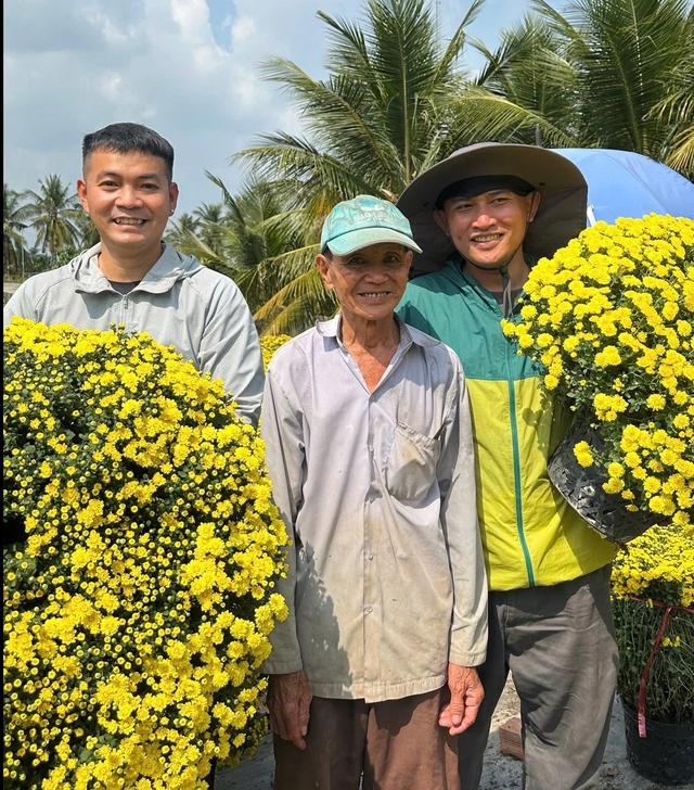 Những clip 'triệu view' giúp giải cứu hoa cúc mâm xôi nở sớm trước tết - Ảnh 1.