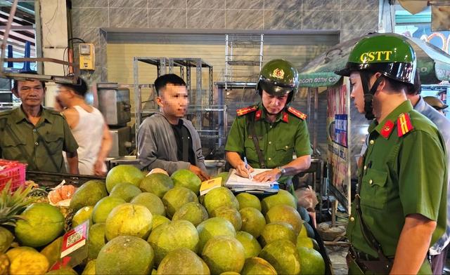 Xử lý lấn chiếm vỉa hè, lòng đường: Hộ kinh doanh thu gom bàn ghế bỏ chạy - Ảnh 4.