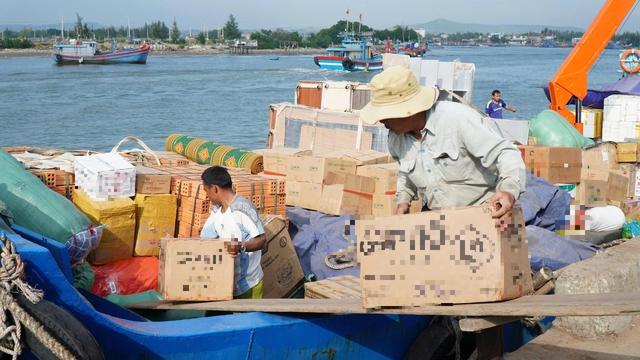 Đưa hàng Tết ra đảo Lý Sơn: Không để thiếu hụt nguồn hàng phục vụ người dân- Ảnh 2.