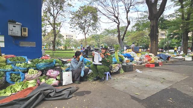 Quyết liệt xử lý lấn chiếm lòng đường, vỉa hè: Nhắc nhở cả tuần nay rồi - Ảnh 7.