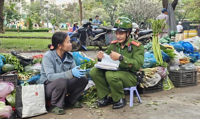 Quyết liệt xử lý lấn chiếm lòng đường, vỉa hè: Nhắc nhở cả tuần nay rồi - Ảnh 6.