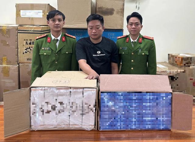 Quảng Trị: Thu giữ 15.000 bao thuốc lá lậu trên ô tô tải- Ảnh 1.