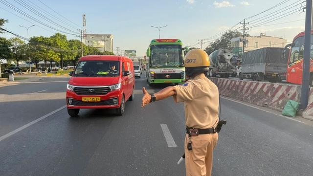 TP.HCM: Đội CSGT Bình Triệu xử lý xe khách trá hình- Ảnh 1.
